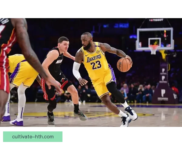 湖人队大胜快船，詹姆斯复出贡献三双，带领球队逆袭西部榜首